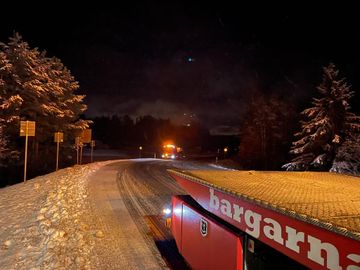 Bärgarna Värmland utför roadservice med luftbägs byte i Värmland