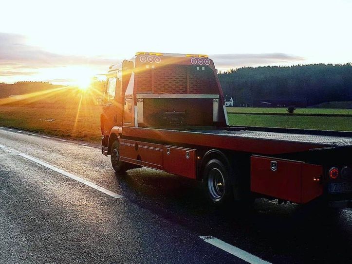 Bärgarna Värmland fordon kör mot solnedgång