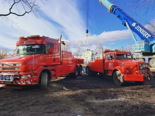 Två fordon från Bärgarna Värmland på arbete