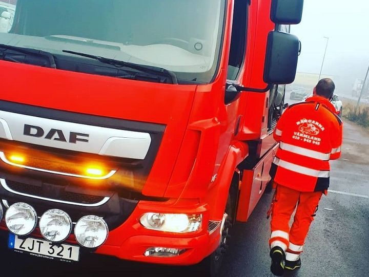 Bärgarna Värmland utför bärgning med rött bärgningsfordon